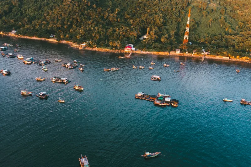 Лодки на реке Зуонг Донг (Duong Dong) на острове Фукуок
