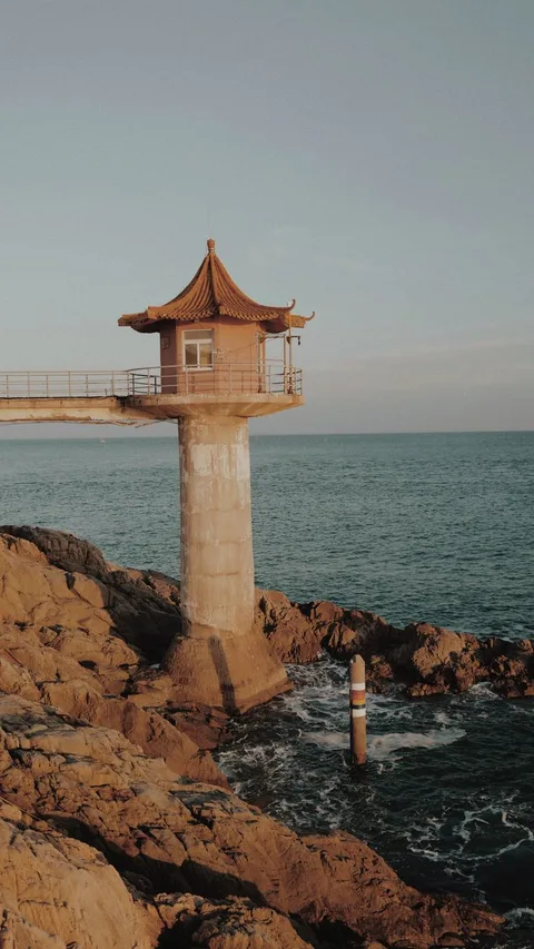 Храм Динь Кау на скалах в Зуонг Донг (Duong Dong) на закате над морем