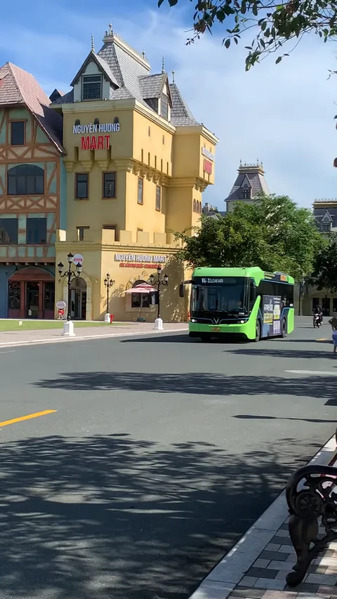 Электробус VinBus маршрута 17 в центре Зуонг Донга