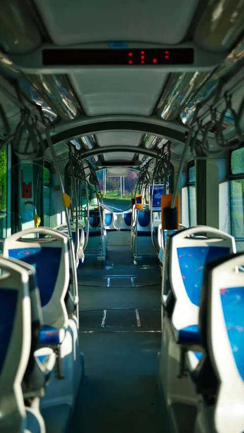 Салон электробуса VinBus с багажными полками и низким полом для колясок