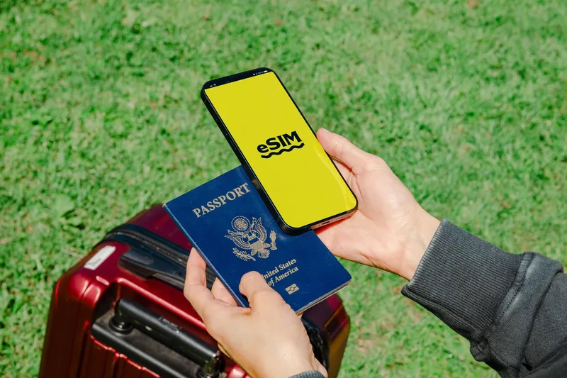Смартфон с eSIM, паспортом и багажом для поездки на Фукуок