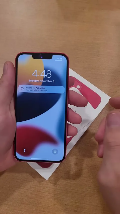 Установка SIM-карты в смартфон для связи и интернета на Фукуоке