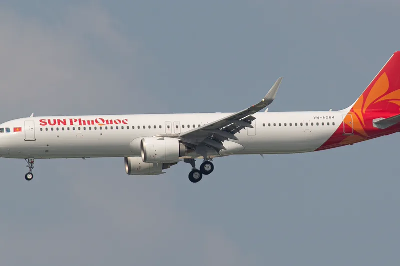 Самолет авиакомпании Sun Phu Quoc заходит на посадку в аэропорту острова